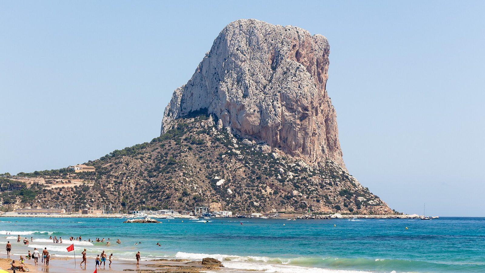 Peñón de Ifach reser sig ur det turkosa havet vid Calpe